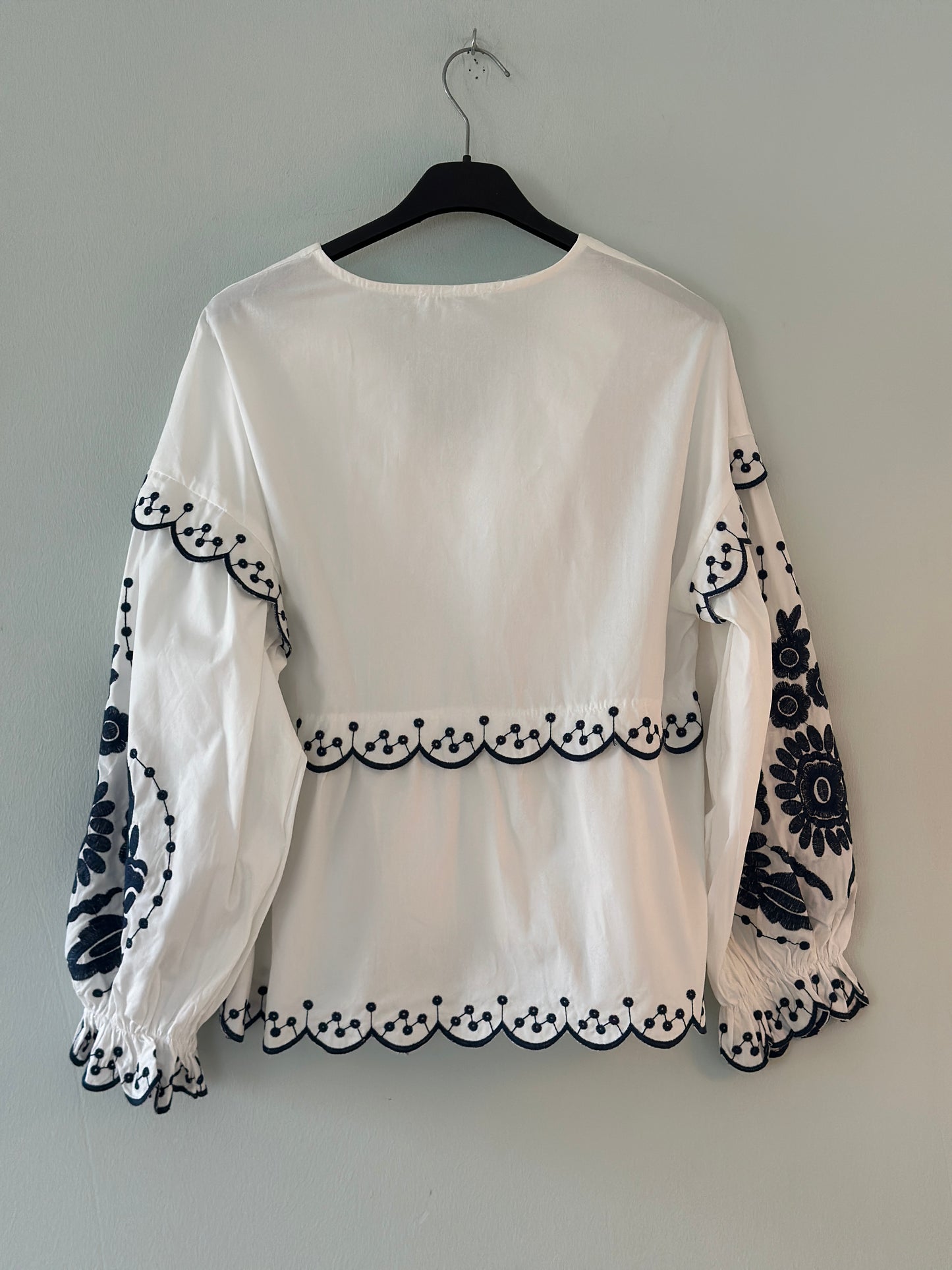 Blus ”Johanna” med broderi - Vit med blå broderi