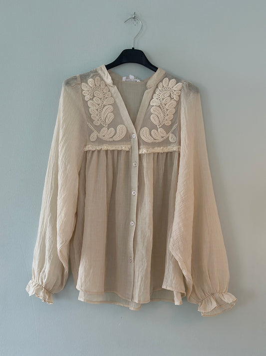 Bohoblus ”Diana” med broderi framtill och knappar hela vägen - Beige