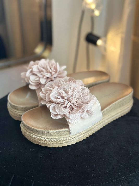 Sandaler med en blomma framtill - Ecru