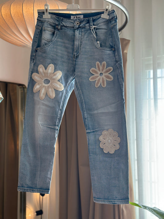 Jeans ”Flower” med broderade blommor - Ljus denim
