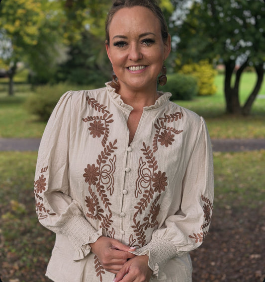 Blus ”Luna” med broderi framtill och på ärmen - Brun/Beige