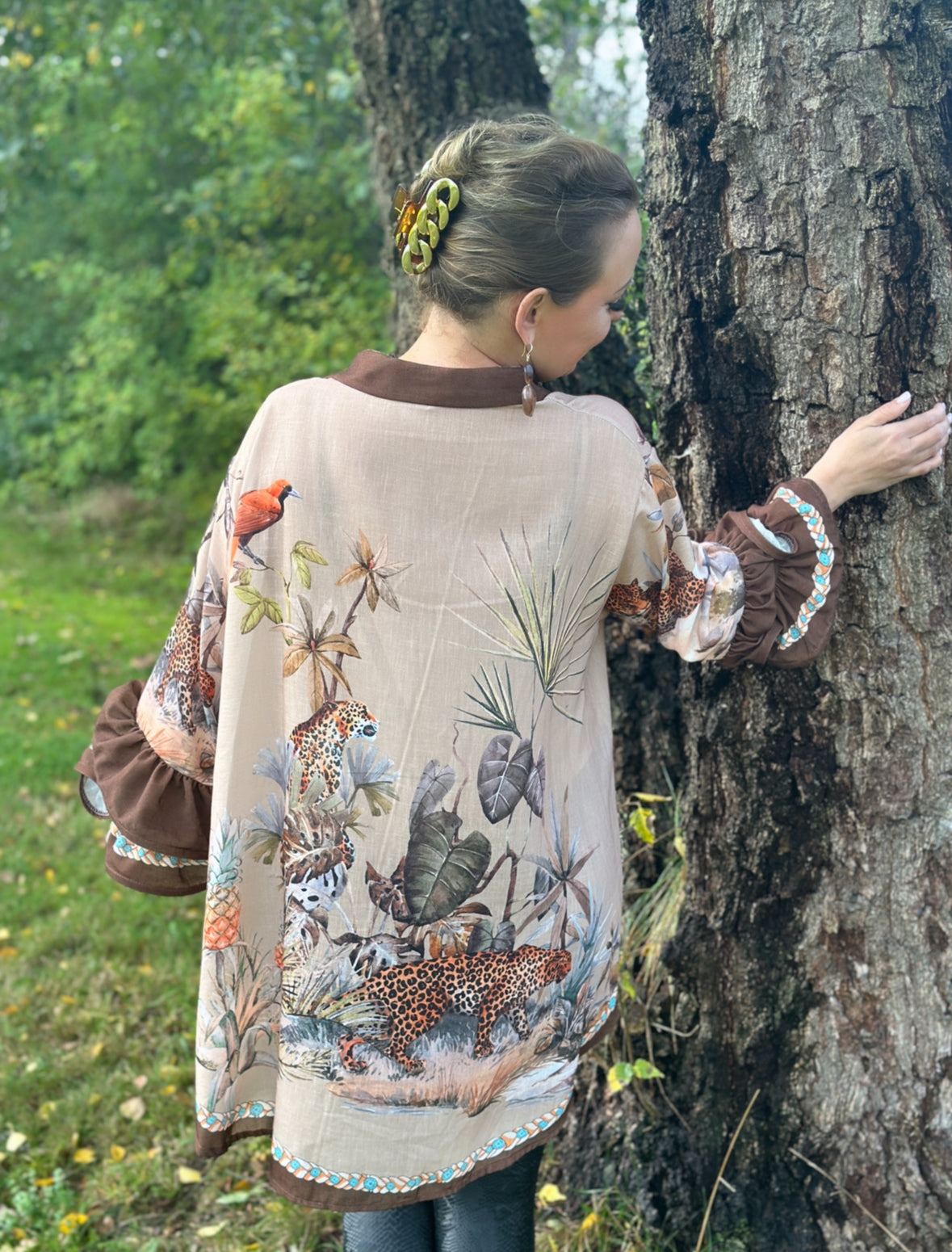 Blus ”Jeanette” med volangärm och leopardmotiv - Brun