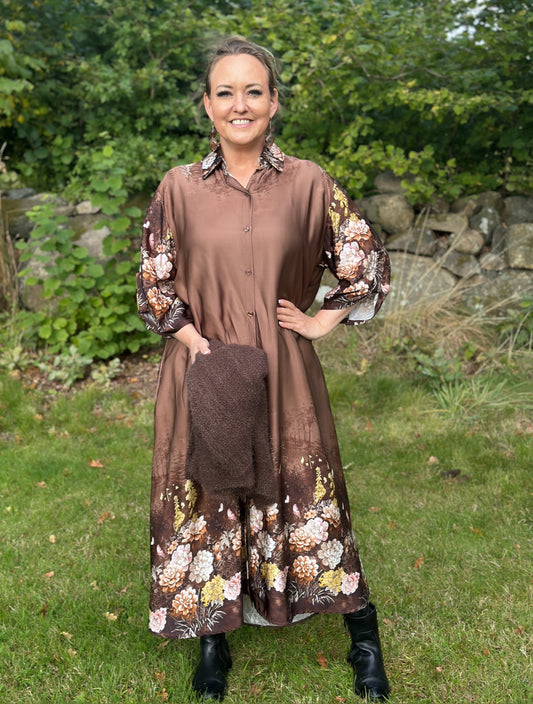 Klänning ”Louisa” med blommor - Brun