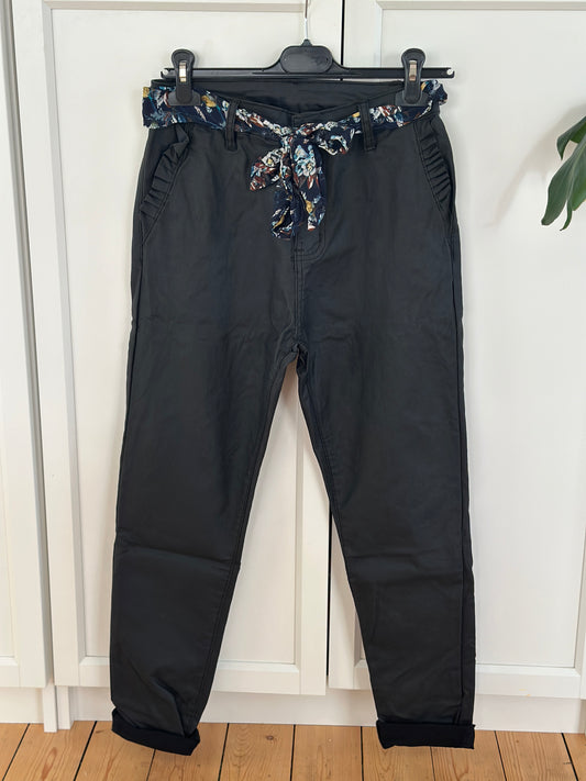 Skinnimmitations byxor med volang på fickan - Svarta