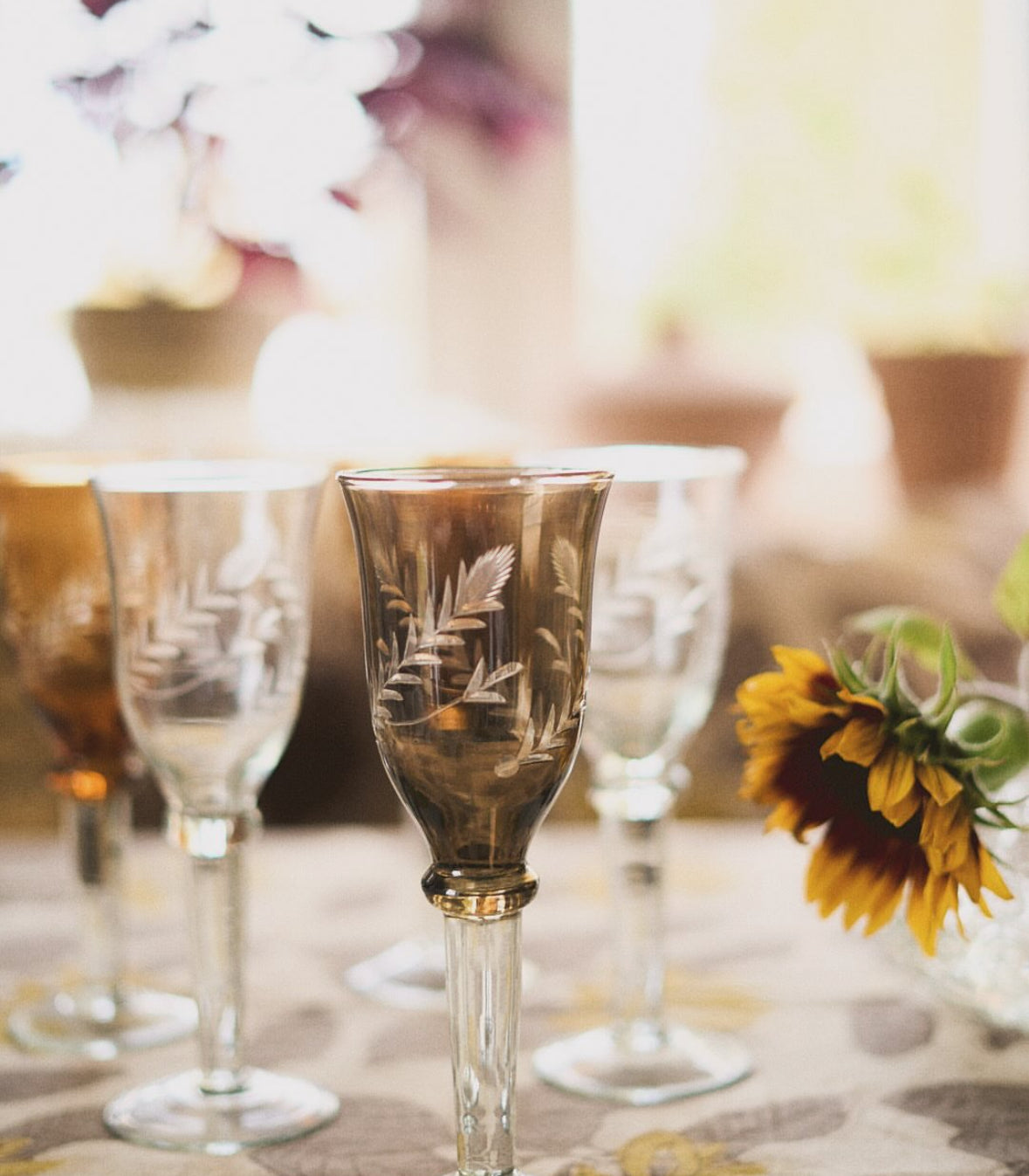 Pupill Collection, Munblåsta vinglas ”FLORENS” - vit/svart/bärnsten