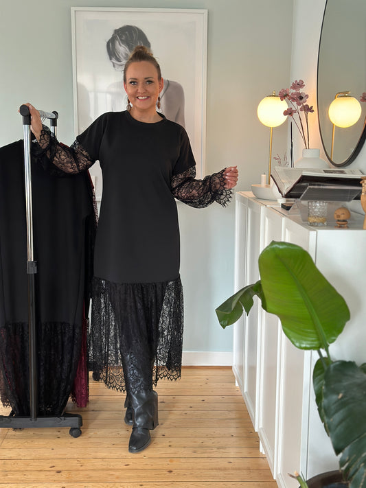 Klänning ”Lou” med spets nertill och på ärmarna - Svart/Burgundi