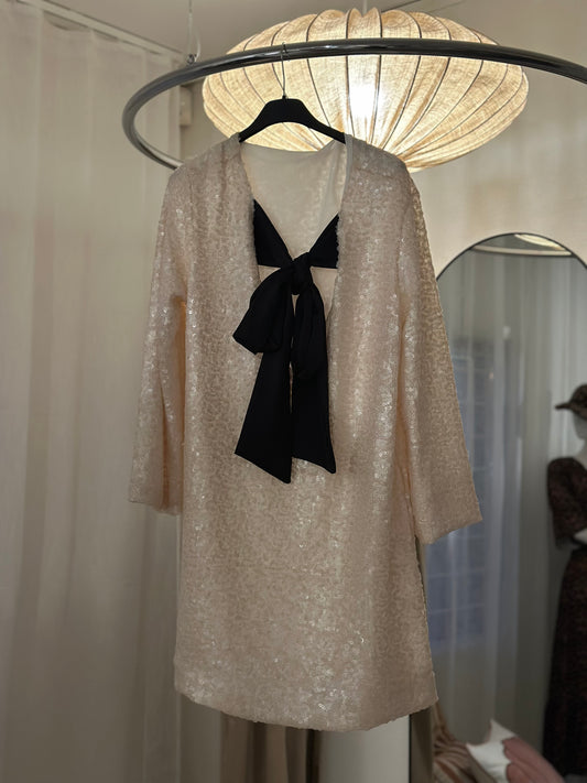 Paljettklänning med stor rosett baktill - Vit