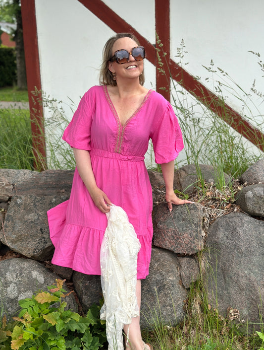 Kort klänning ”Amelia” med guldbroderi - Fuschia