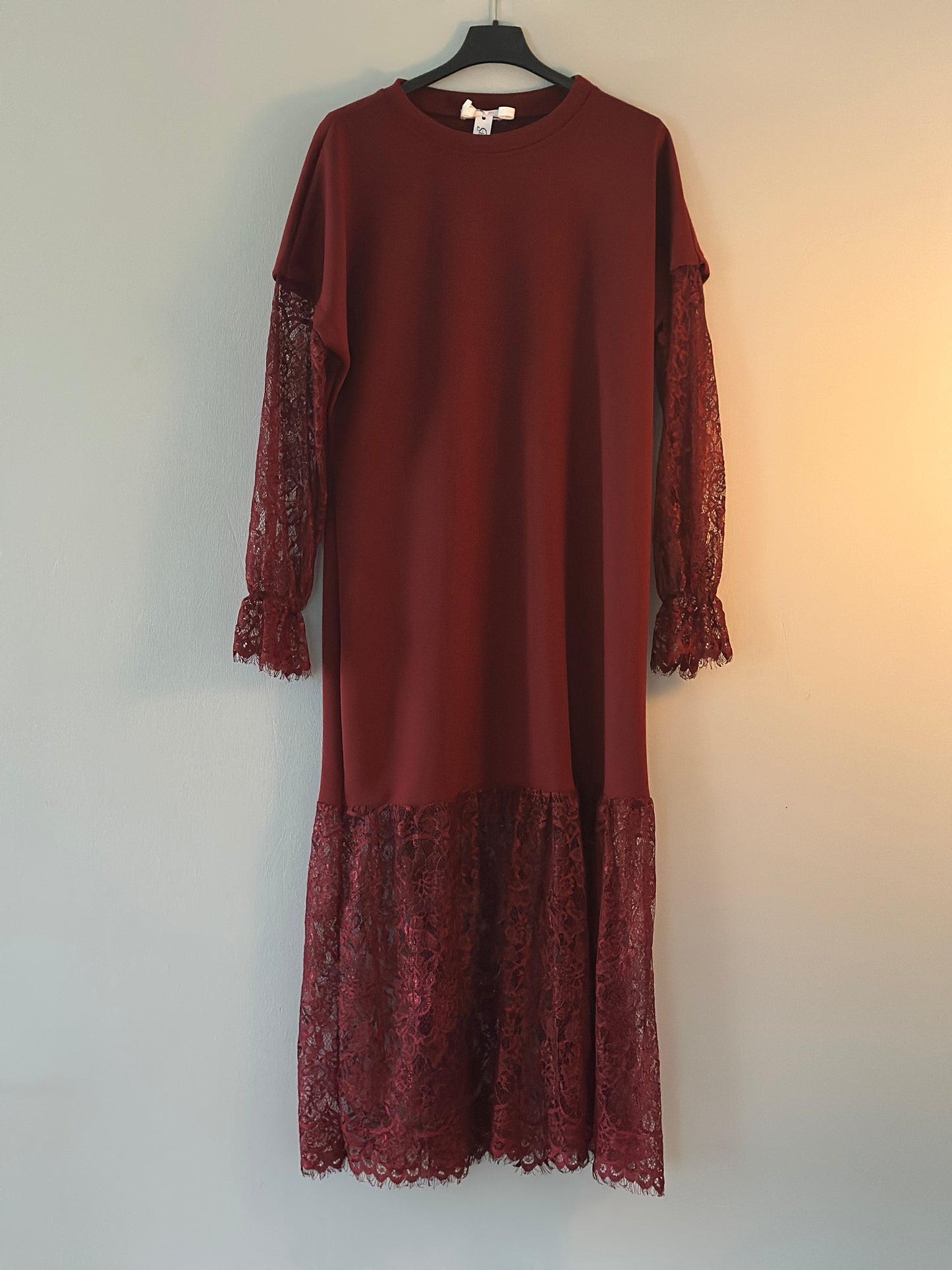 Klänning ”Lou” med spets nertill och på ärmarna - Svart/Burgundi