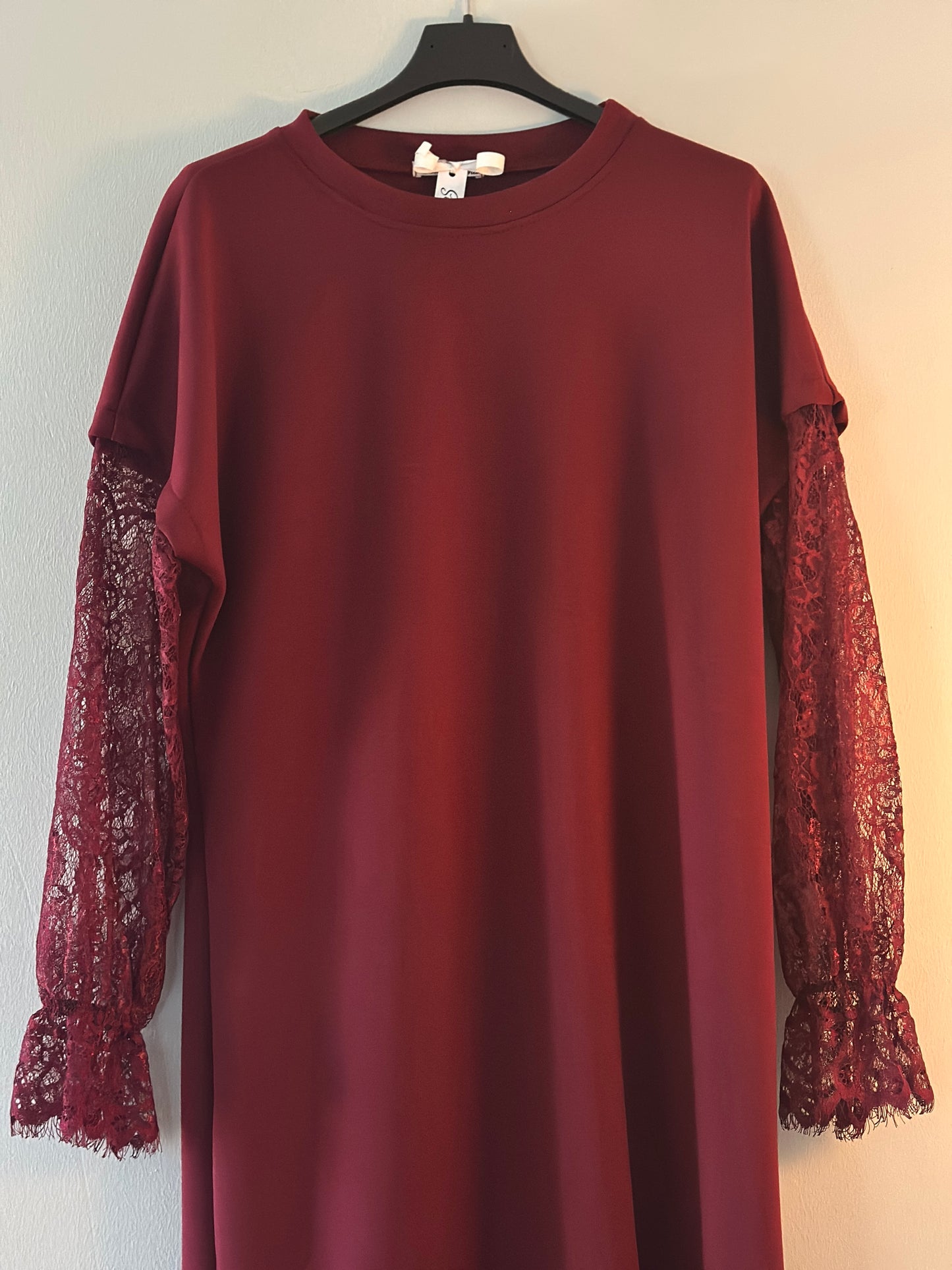 Klänning ”Lou” med spets nertill och på ärmarna - Svart/Burgundi