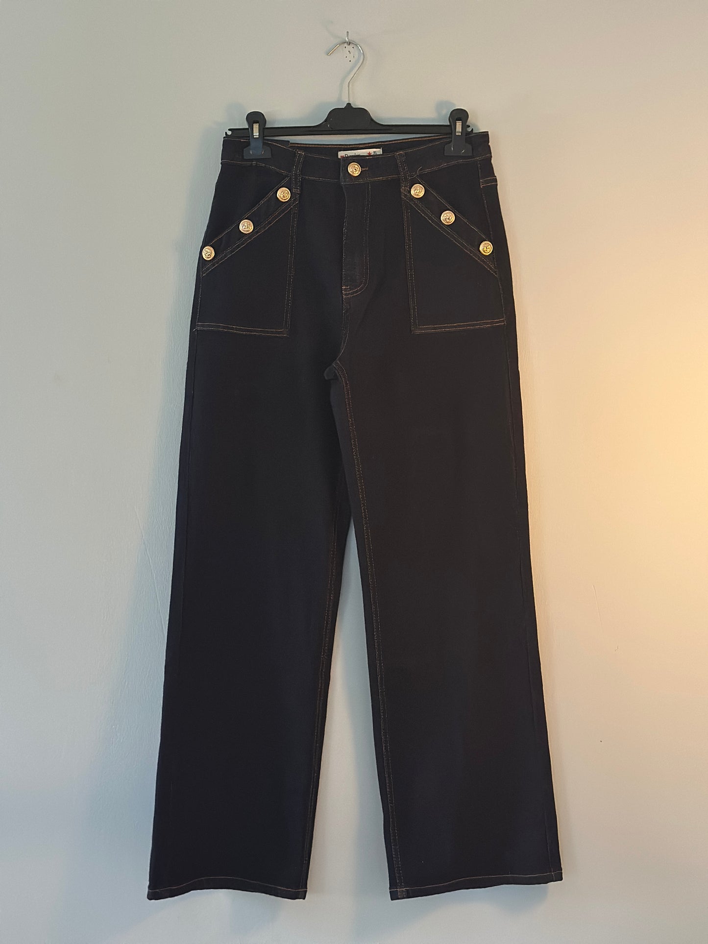 Jeans med raka ben och guldknappar på fickorna - Mörk denim