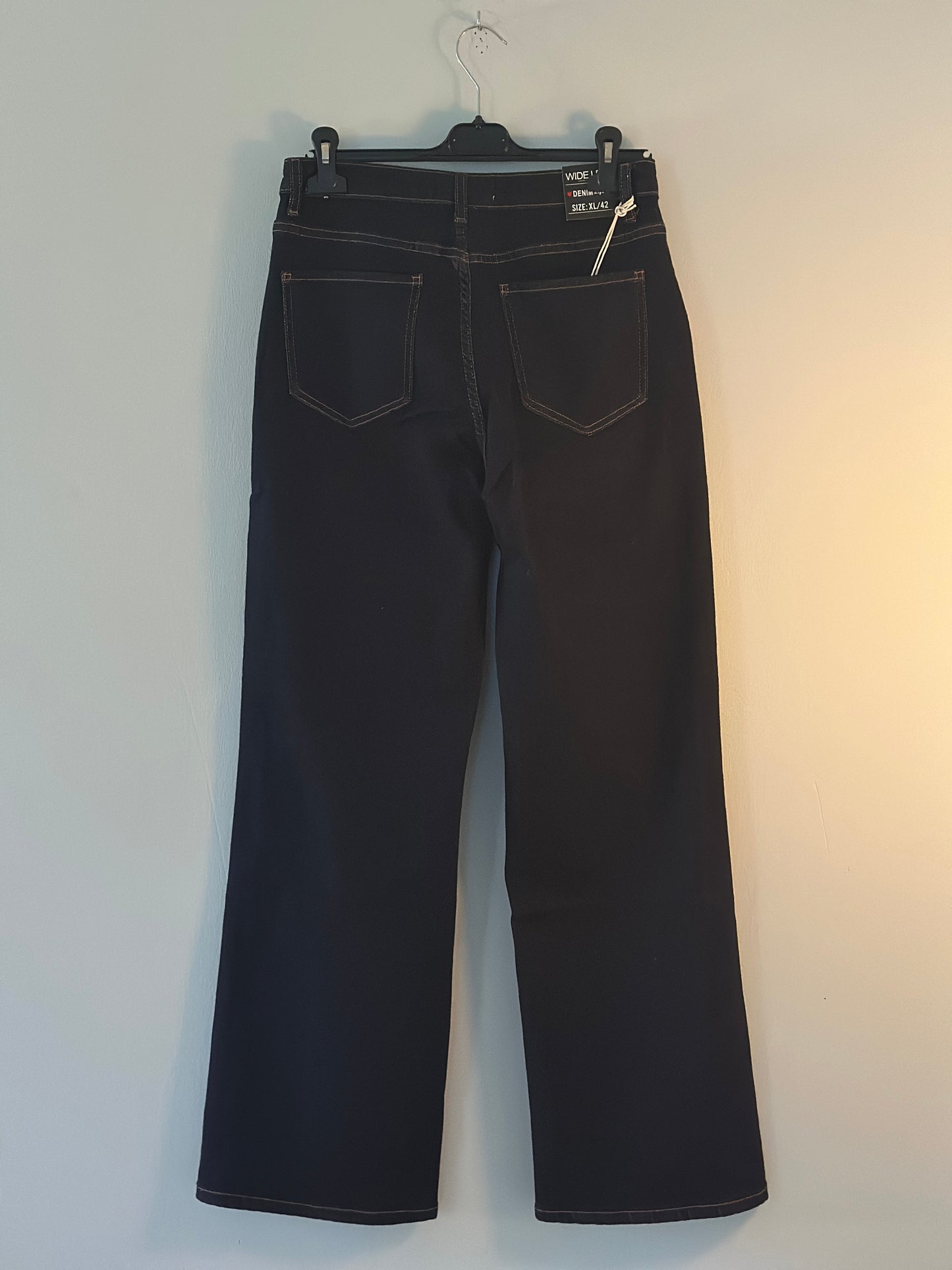 Jeans med raka ben och guldknappar på fickorna - Mörk denim