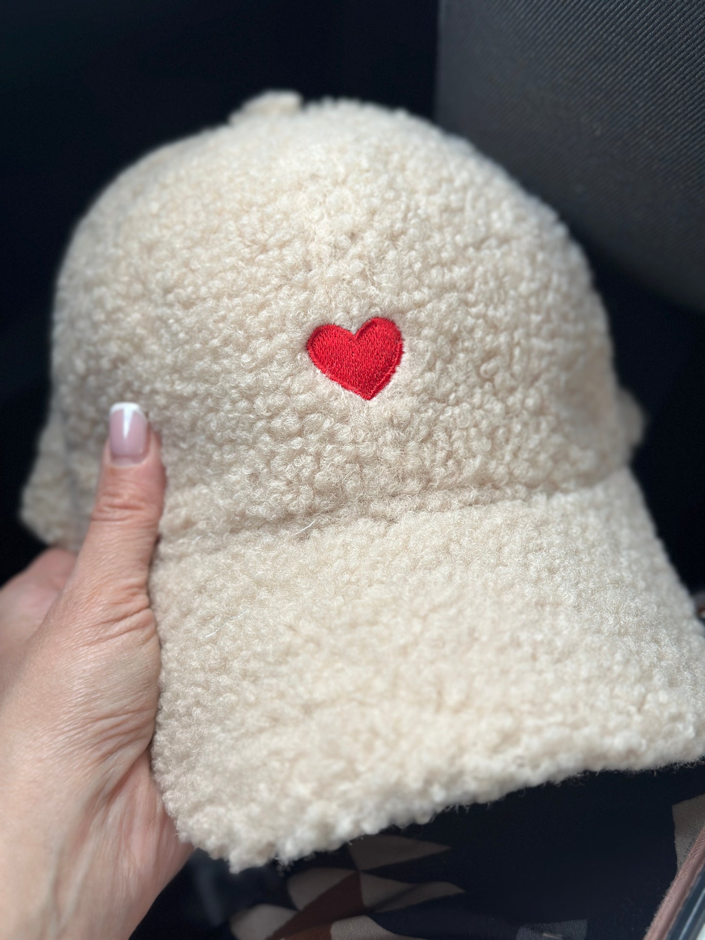 Keps ”fluffig” med ett hjärta framtill - Beige/Taupe