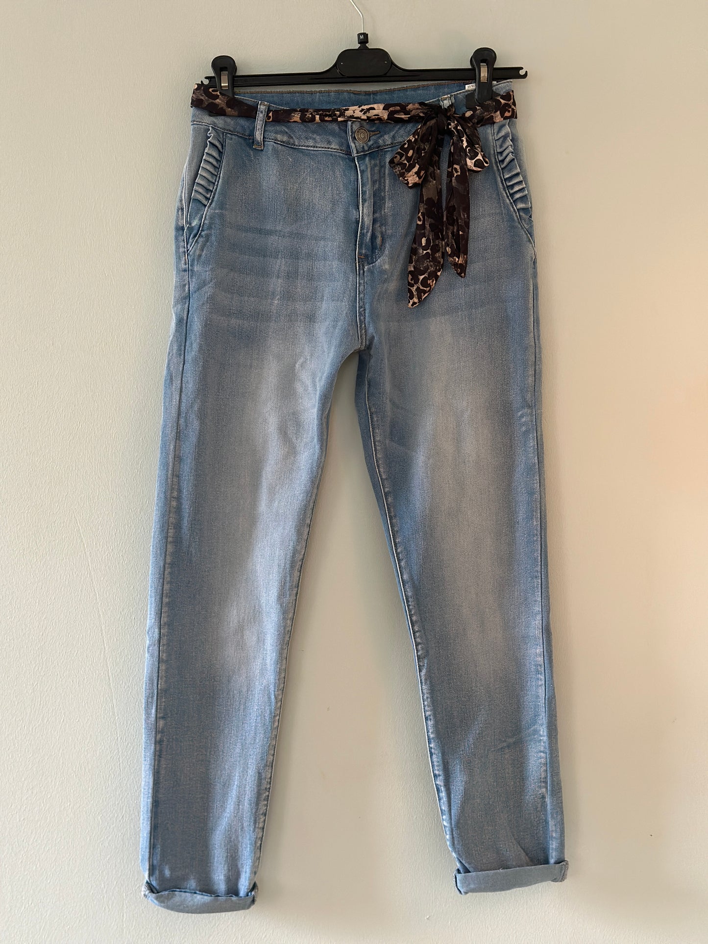 Jeans med volang på fickan och leomönstrat band i midjan - Jeans