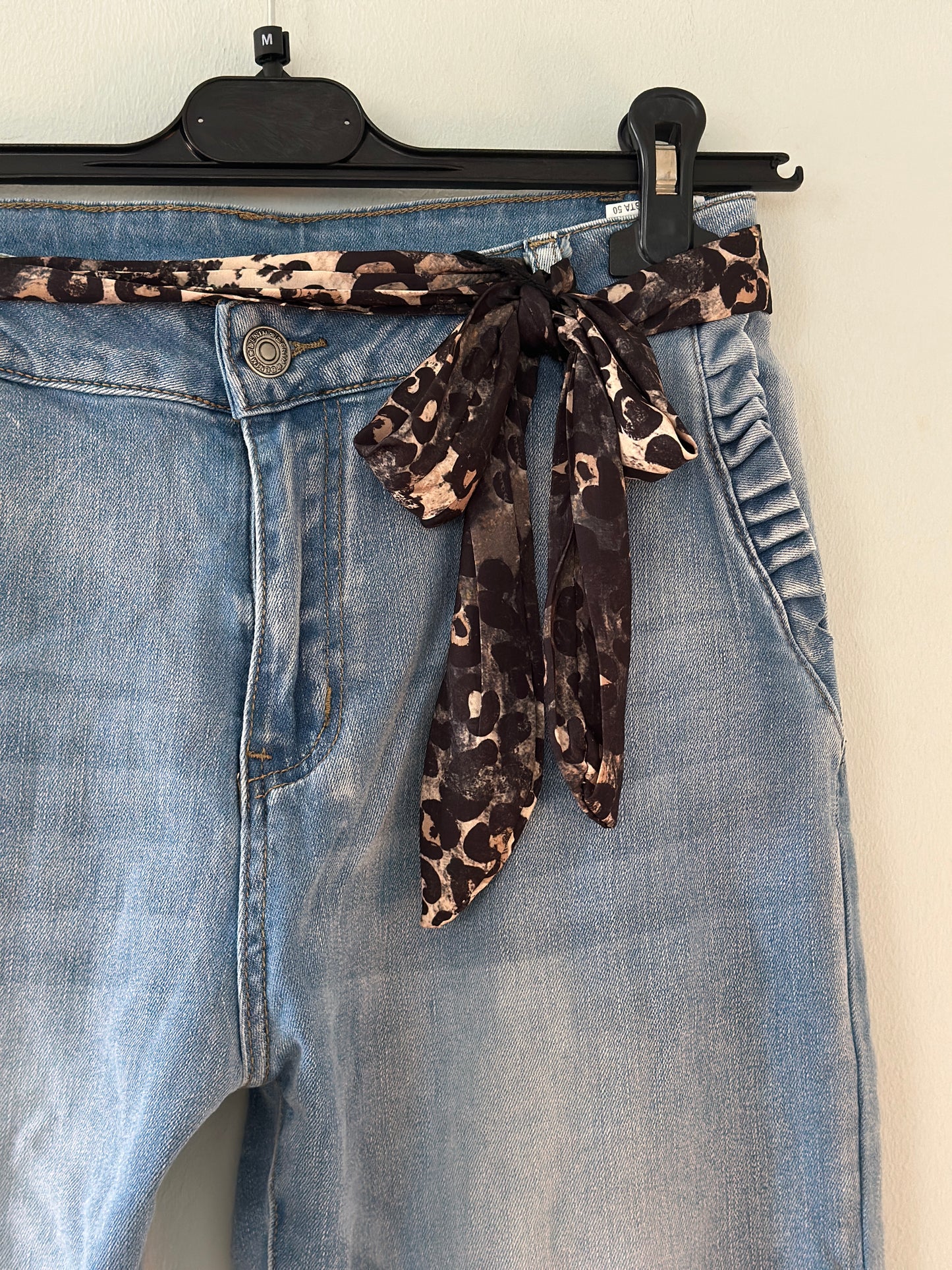 Jeans med volang på fickan och leomönstrat band i midjan - Jeans