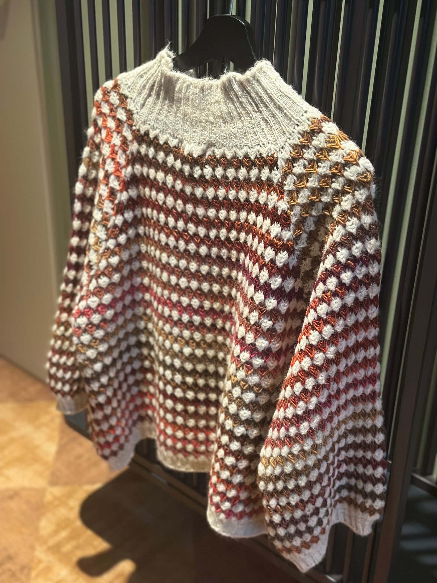 Stickad tröja ”Amie” med halvkrage- Multicolour med beige botten