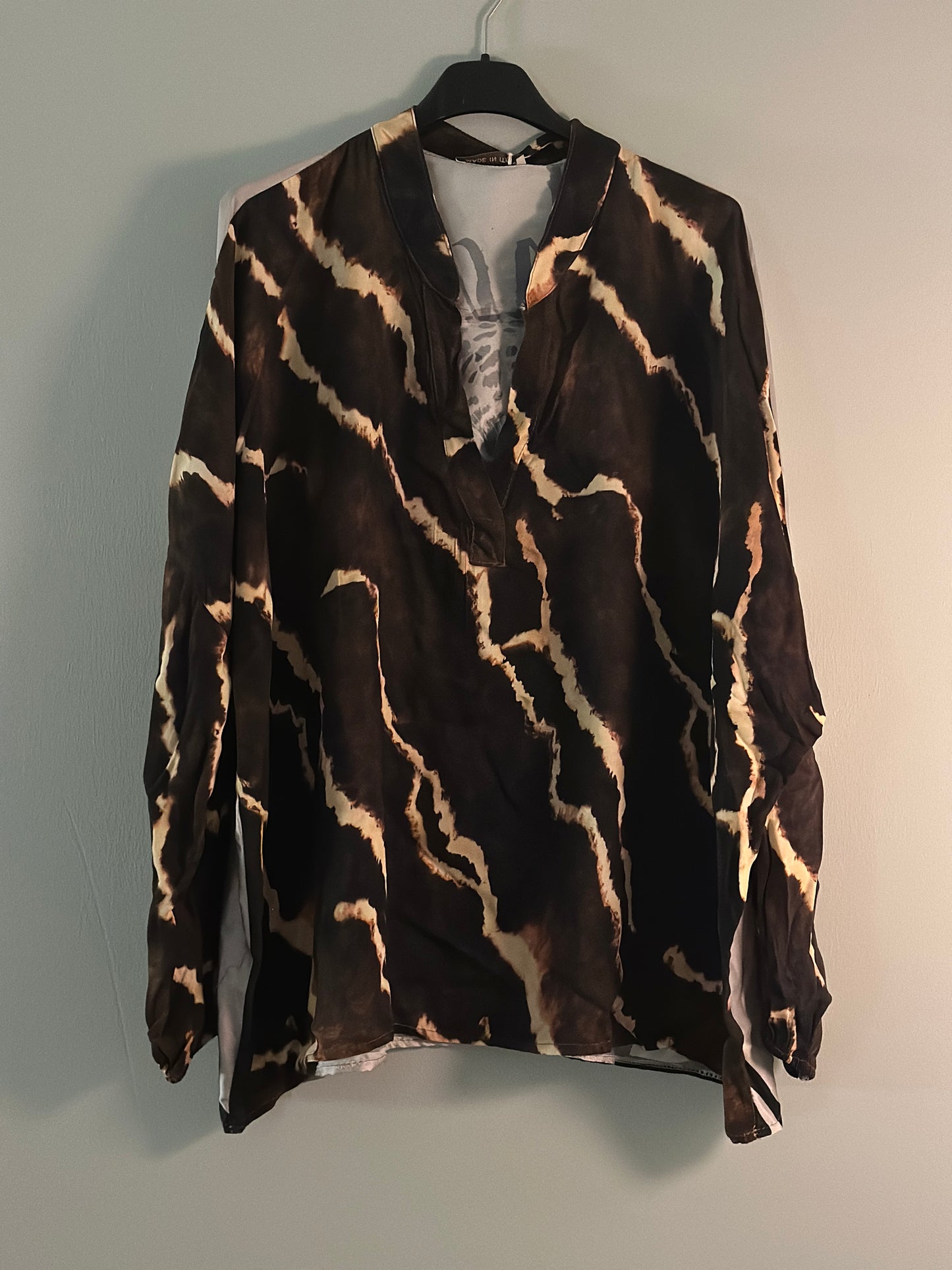 Blus ”Sahra” i marmorerat mönster och en leopard på ryggen - Brun/Svart