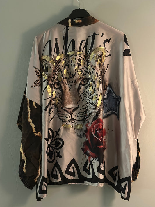 Blus ”Sahra” i marmorerat mönster och en leopard på ryggen - Brun