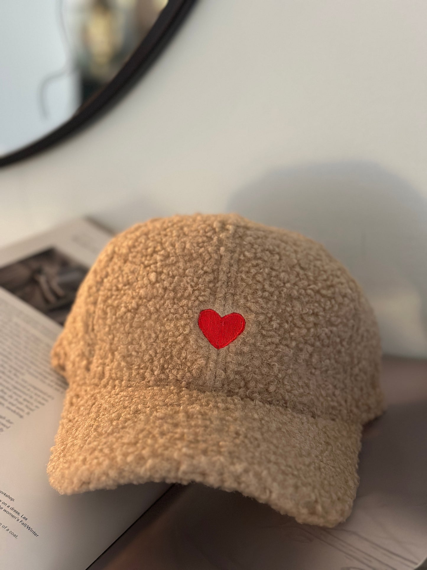 Keps ”fluffig” med ett hjärta framtill - Beige/Taupe