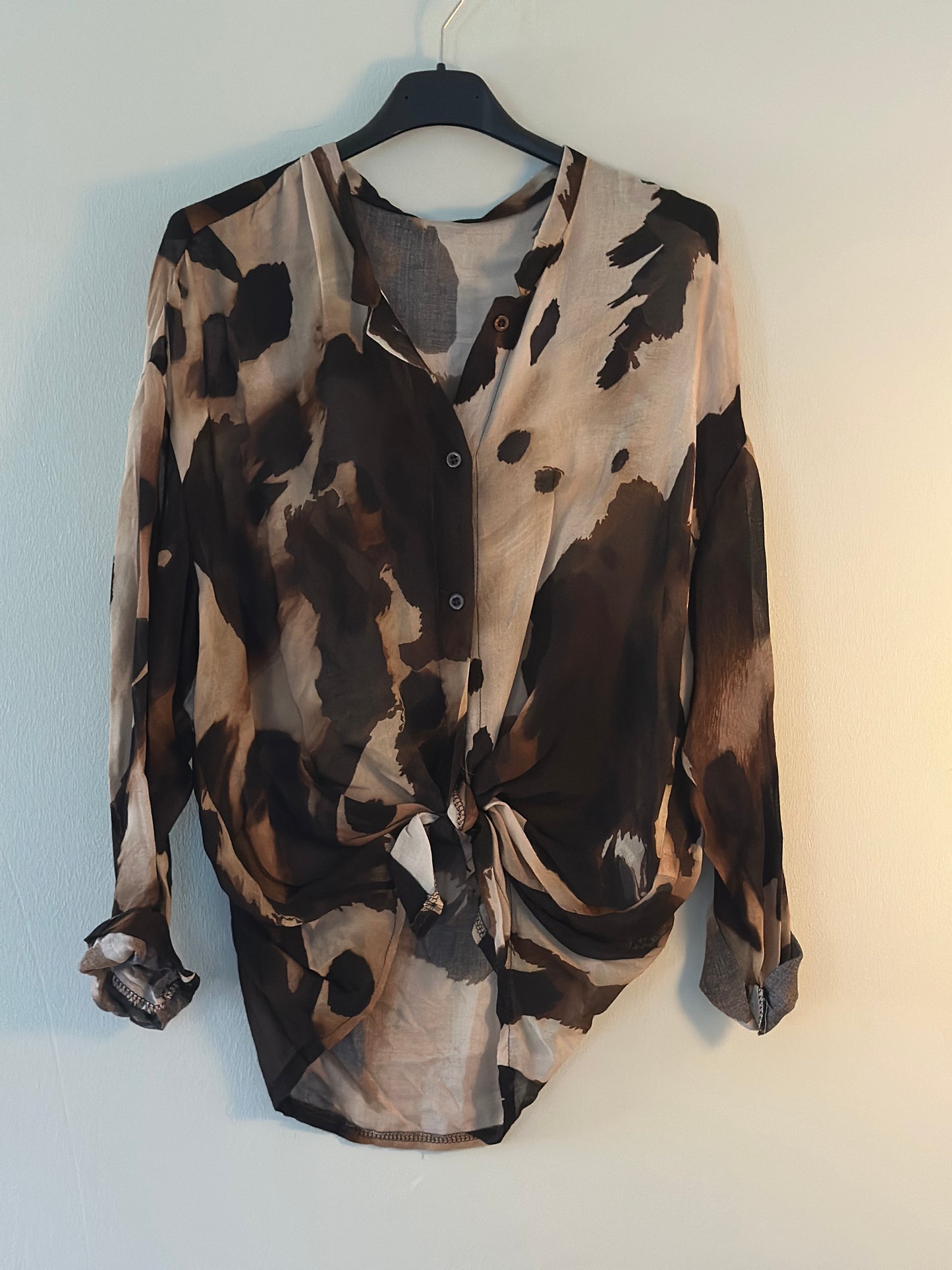 Blus ”Emelie” med brunt mönster - Beige