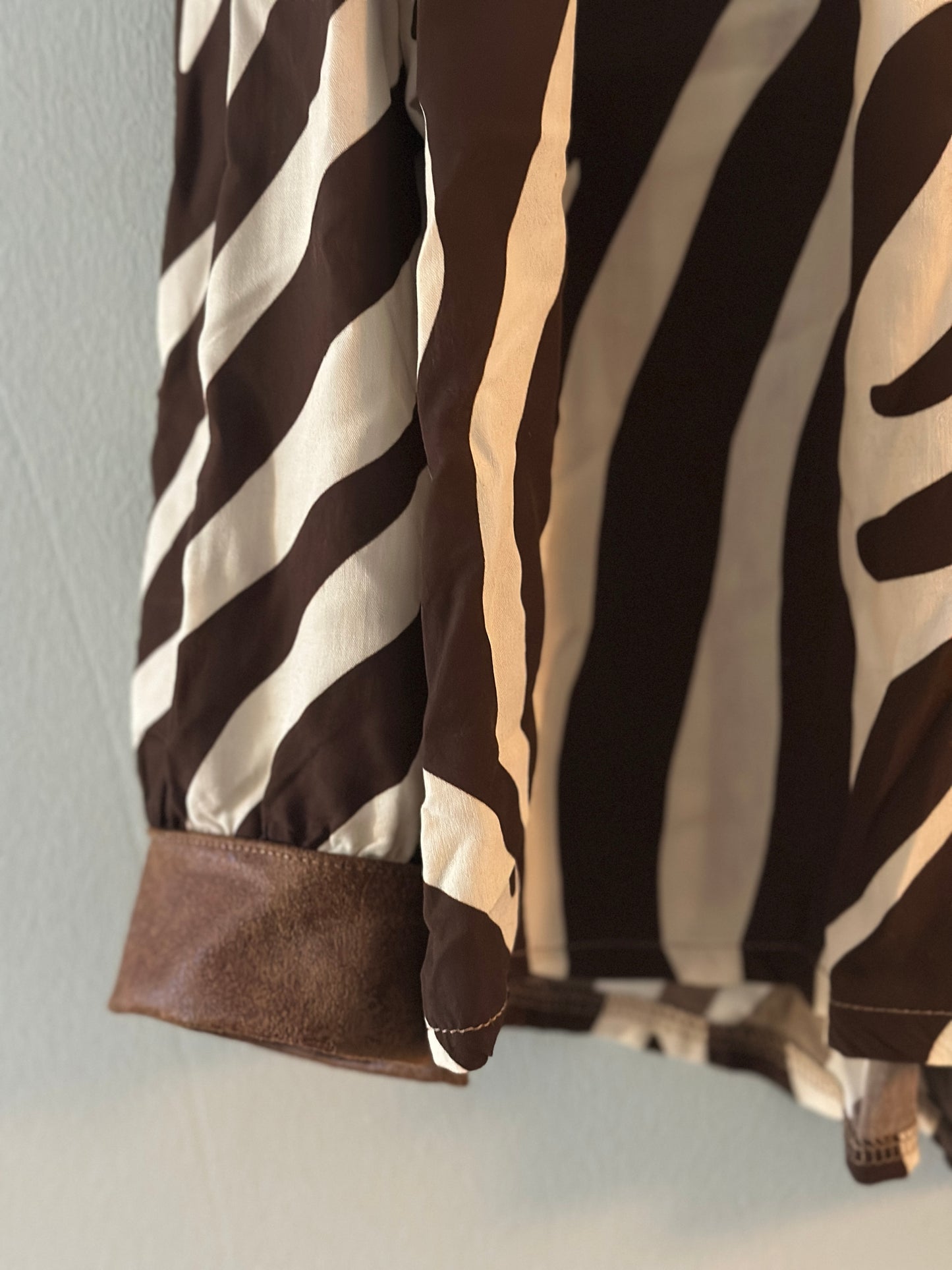 Blus ”Carina” med mockaimitation på axlarna - Zebramönster