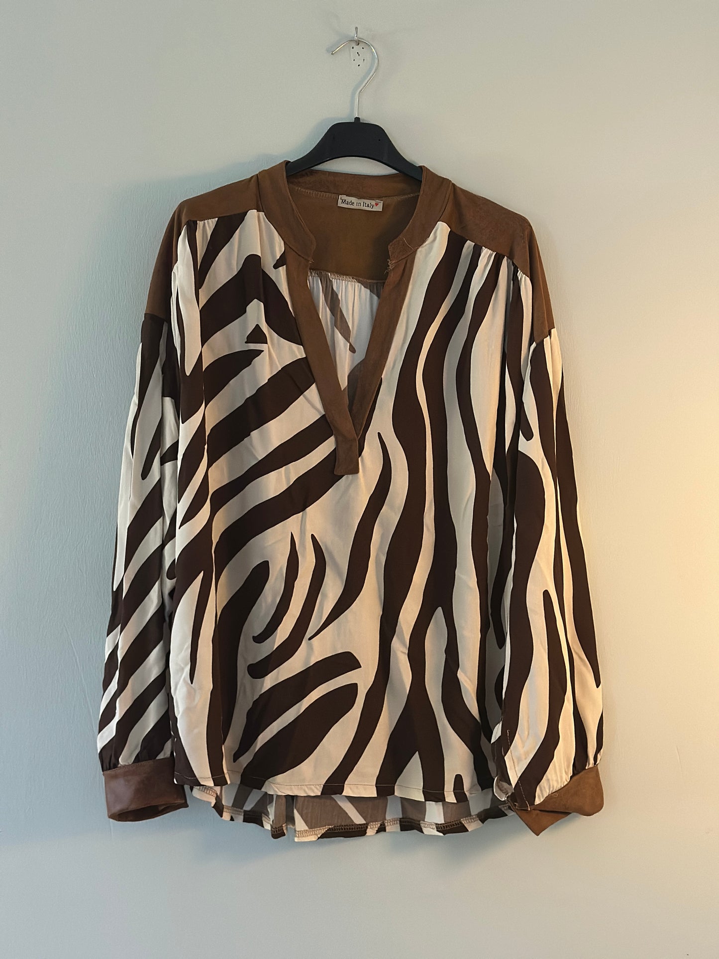 Blus ”Carina” med mockaimitation på axlarna - Zebramönster