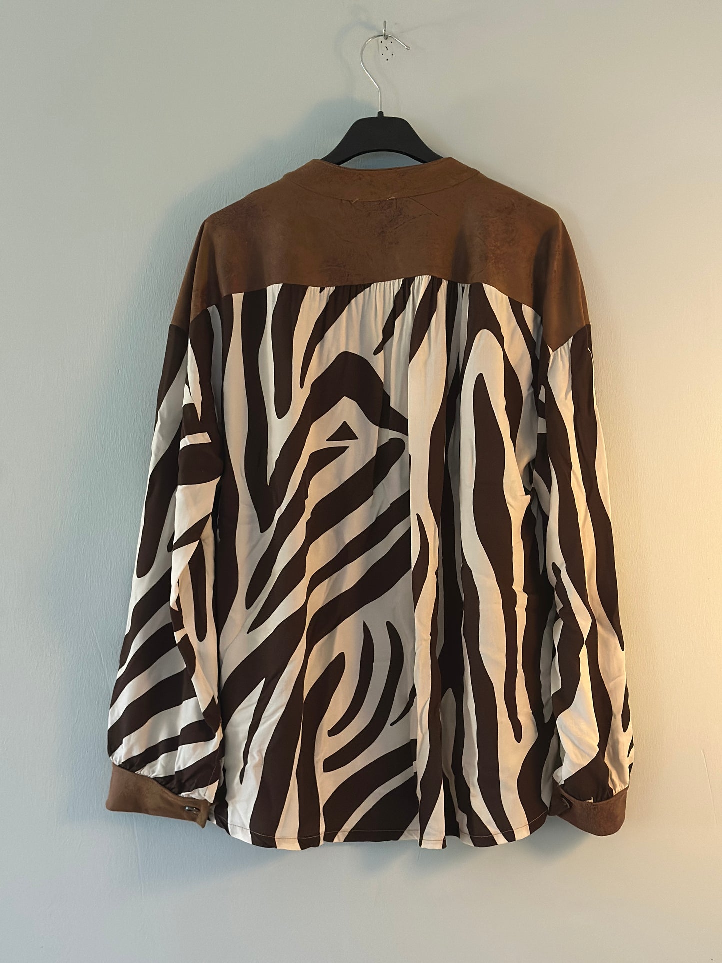 Blus ”Carina” med mockaimitation på axlarna - Zebramönster