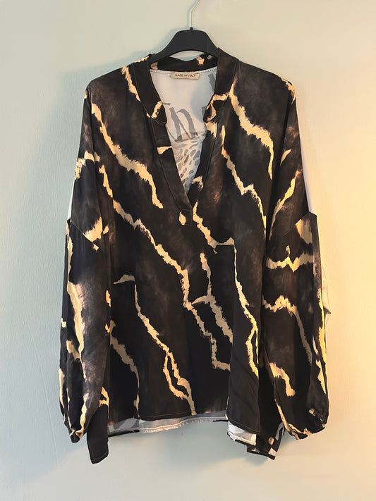 Blus ”Sahra” i marmorerat mönster och en leopard på ryggen - Brun/Svart