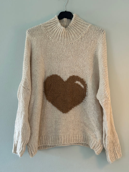 Stickad tröja ”Signe” med halvkrage och ett hjärta framtill - Beige/Brun