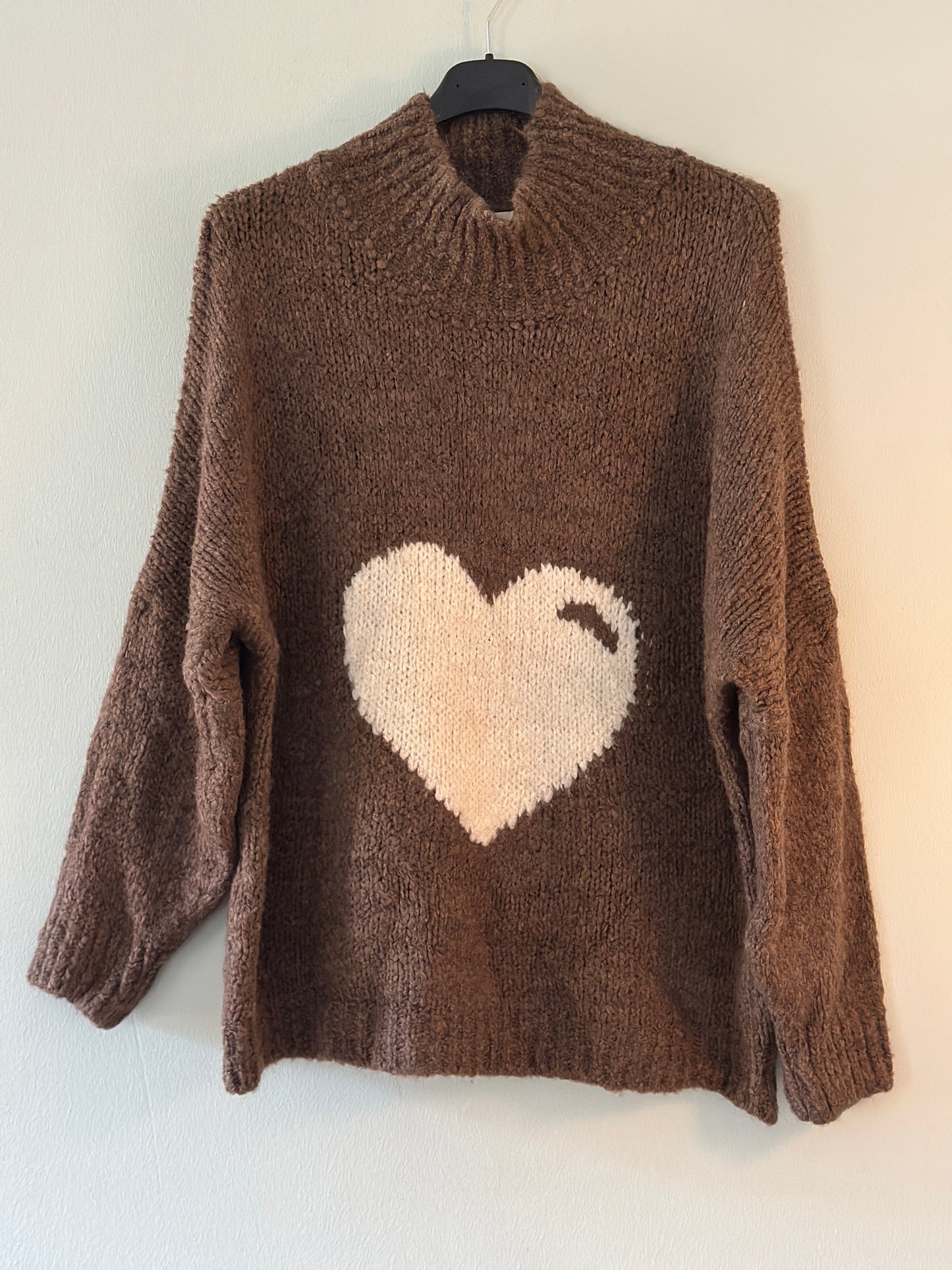 Stickad tröja ”Signe” med halvkrage och ett hjärta framtill - Beige/Brun