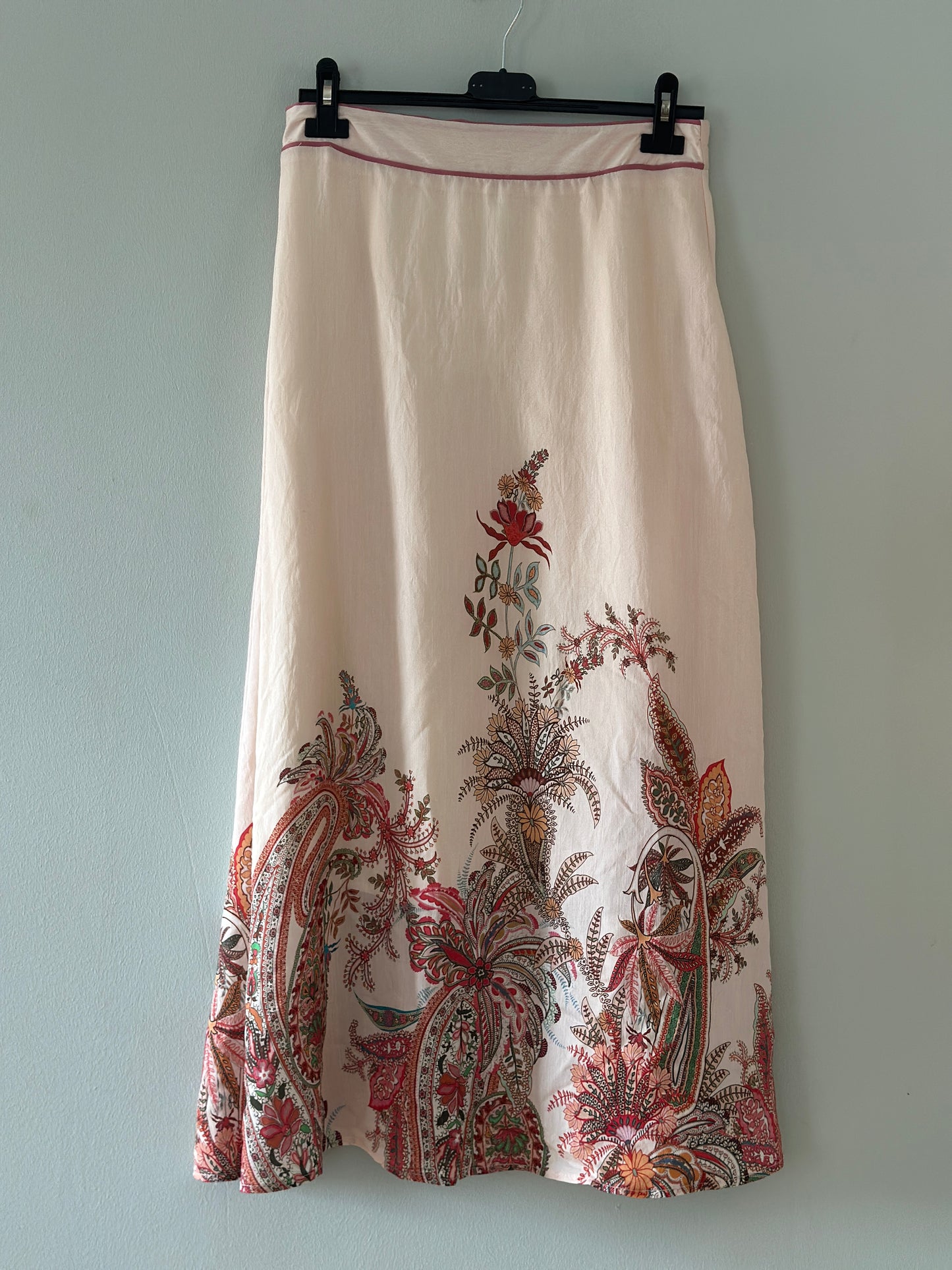 Kjol ”Nicole” med resår i midjan och vackert blommönster - Beige