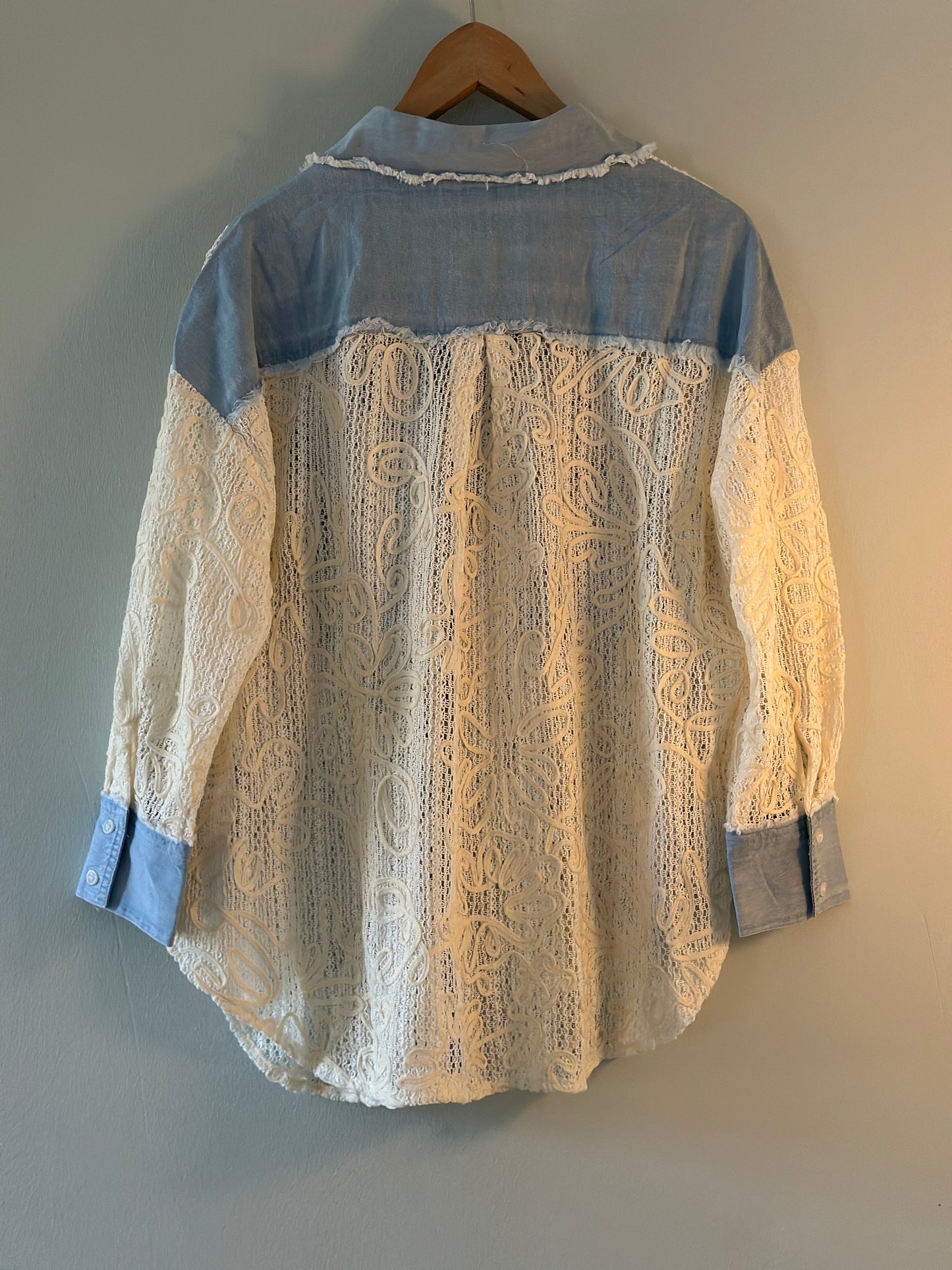 Skjorta med jeansdetaljer och broderier - beige