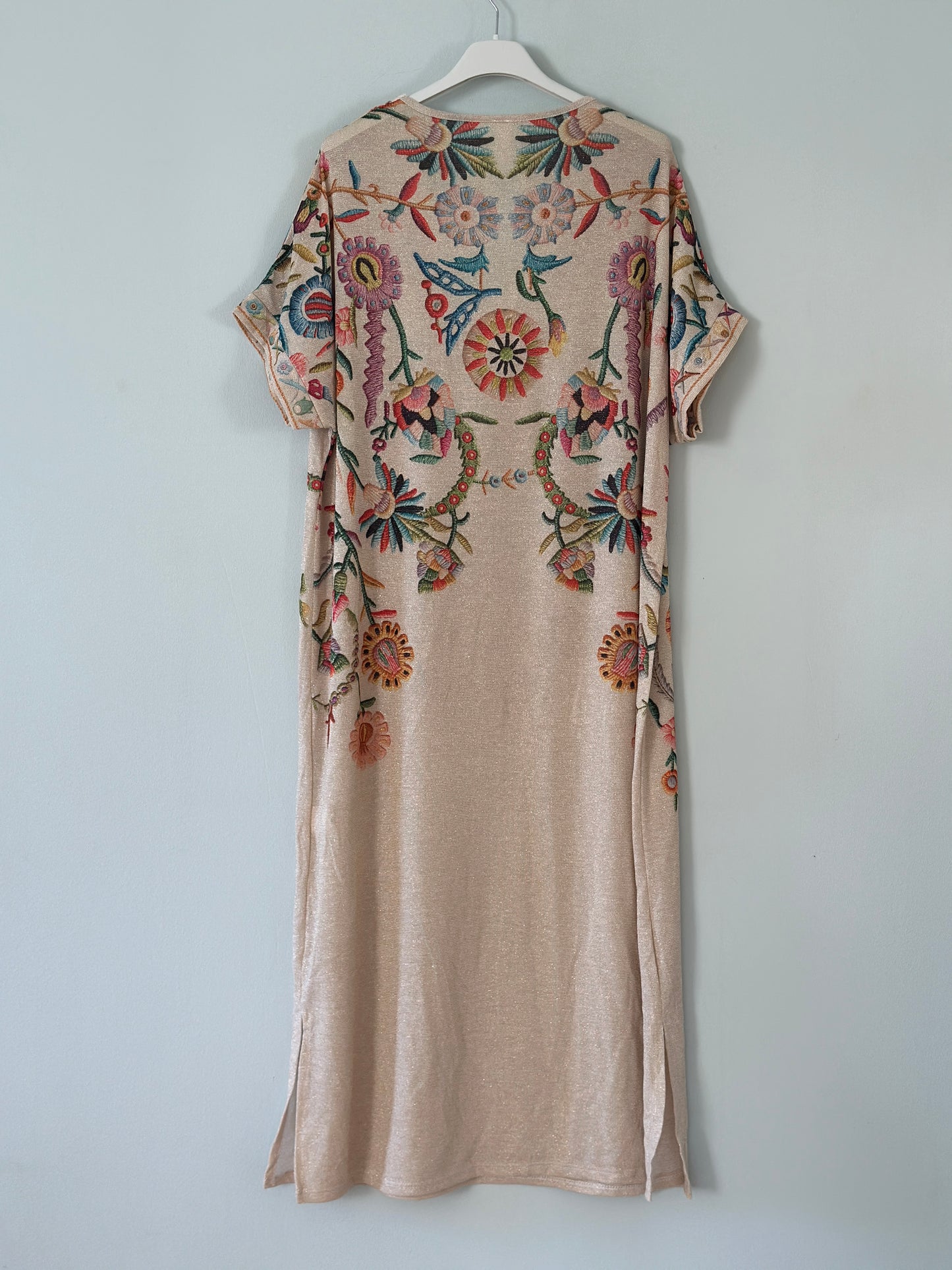 T-shirtklänning ”Elin” med blommönster - Beige