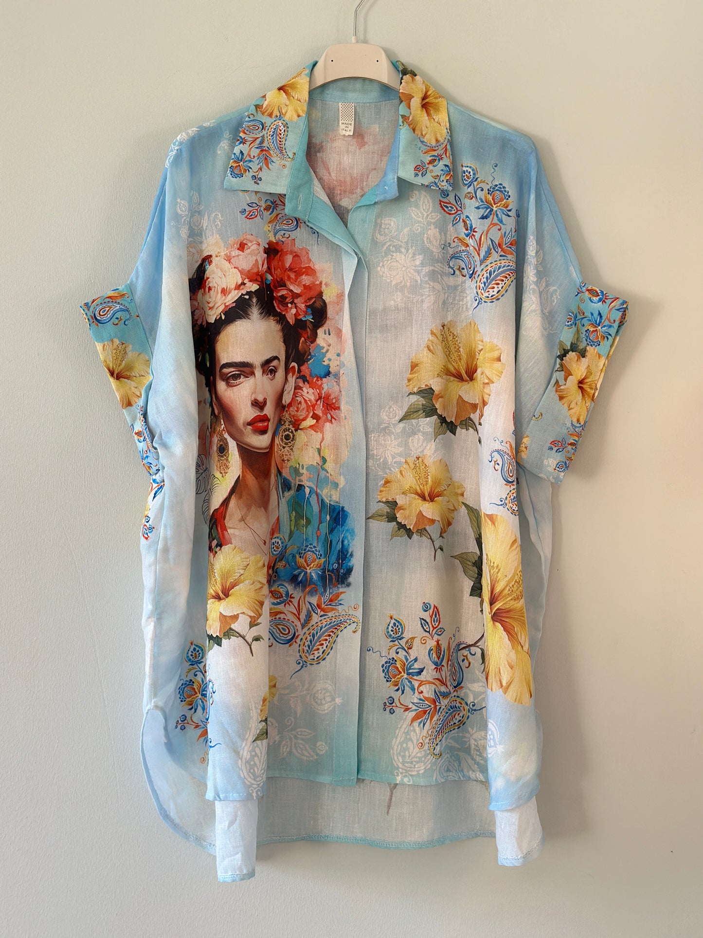 Skjorta med ”Frida Kahlo” på ryggen - Ljusblå