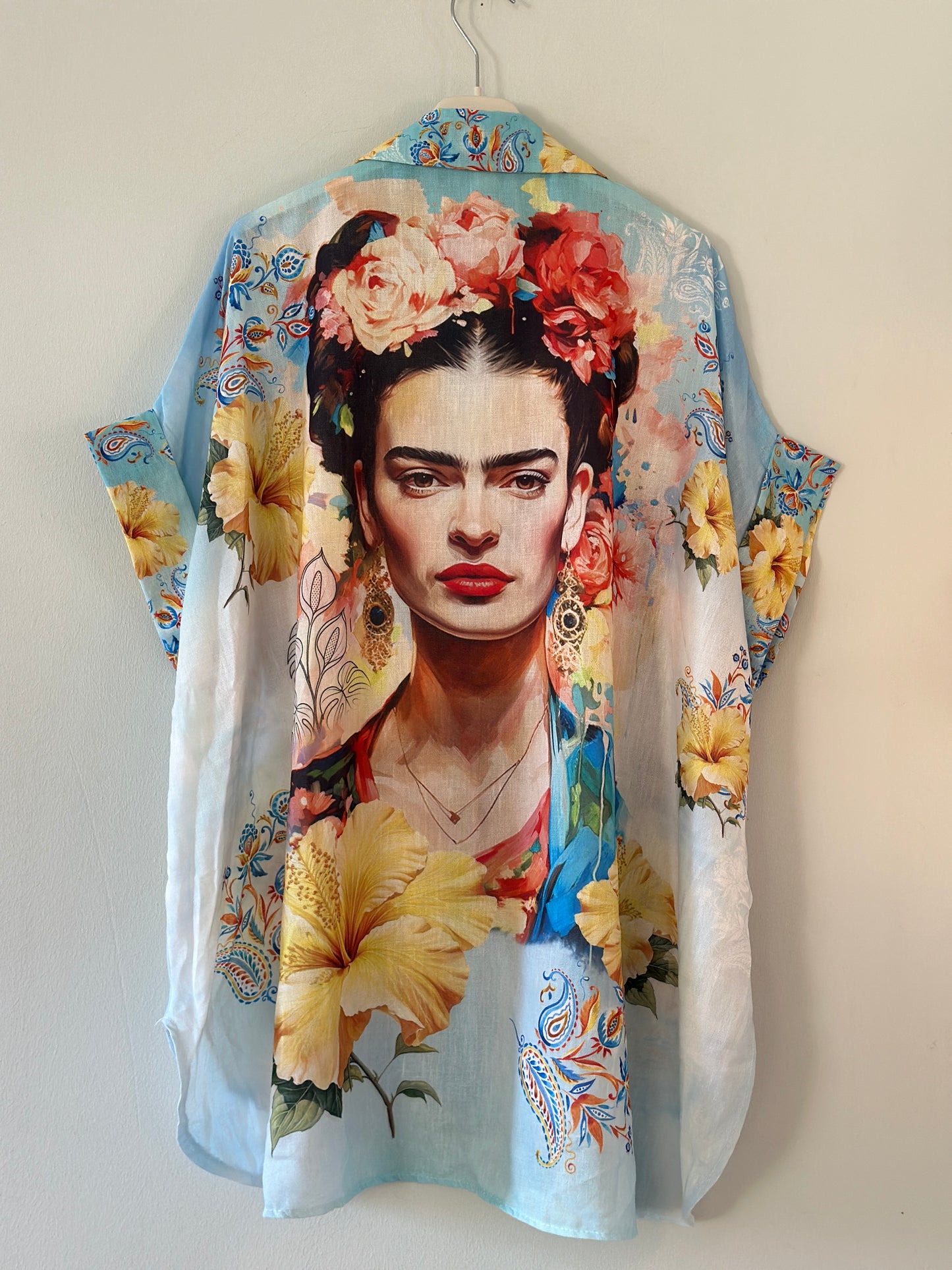 Skjorta med ”Frida Kahlo” på ryggen - Ljusblå