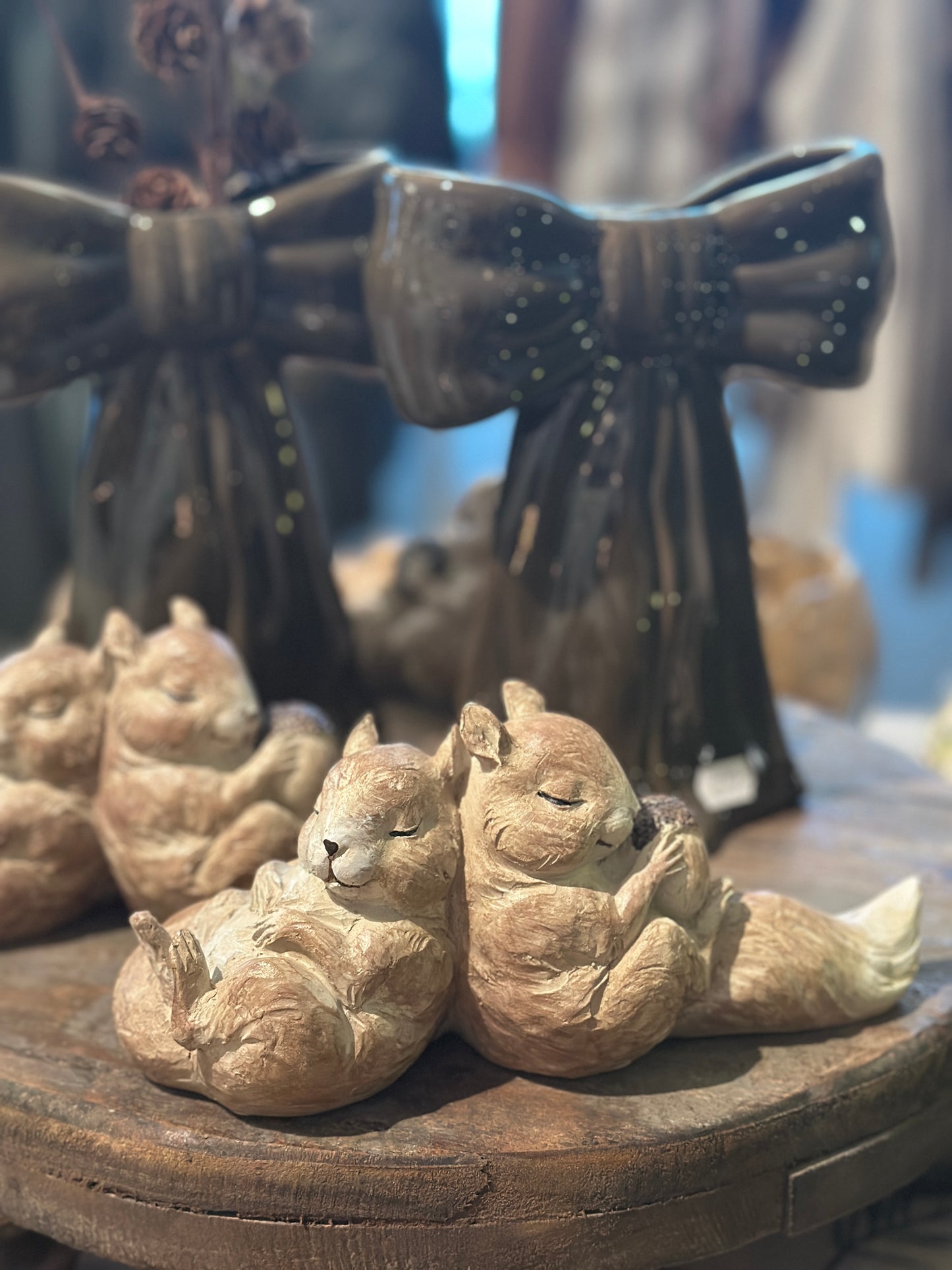 Ekorrar som lutar sig mot varandra - Beige