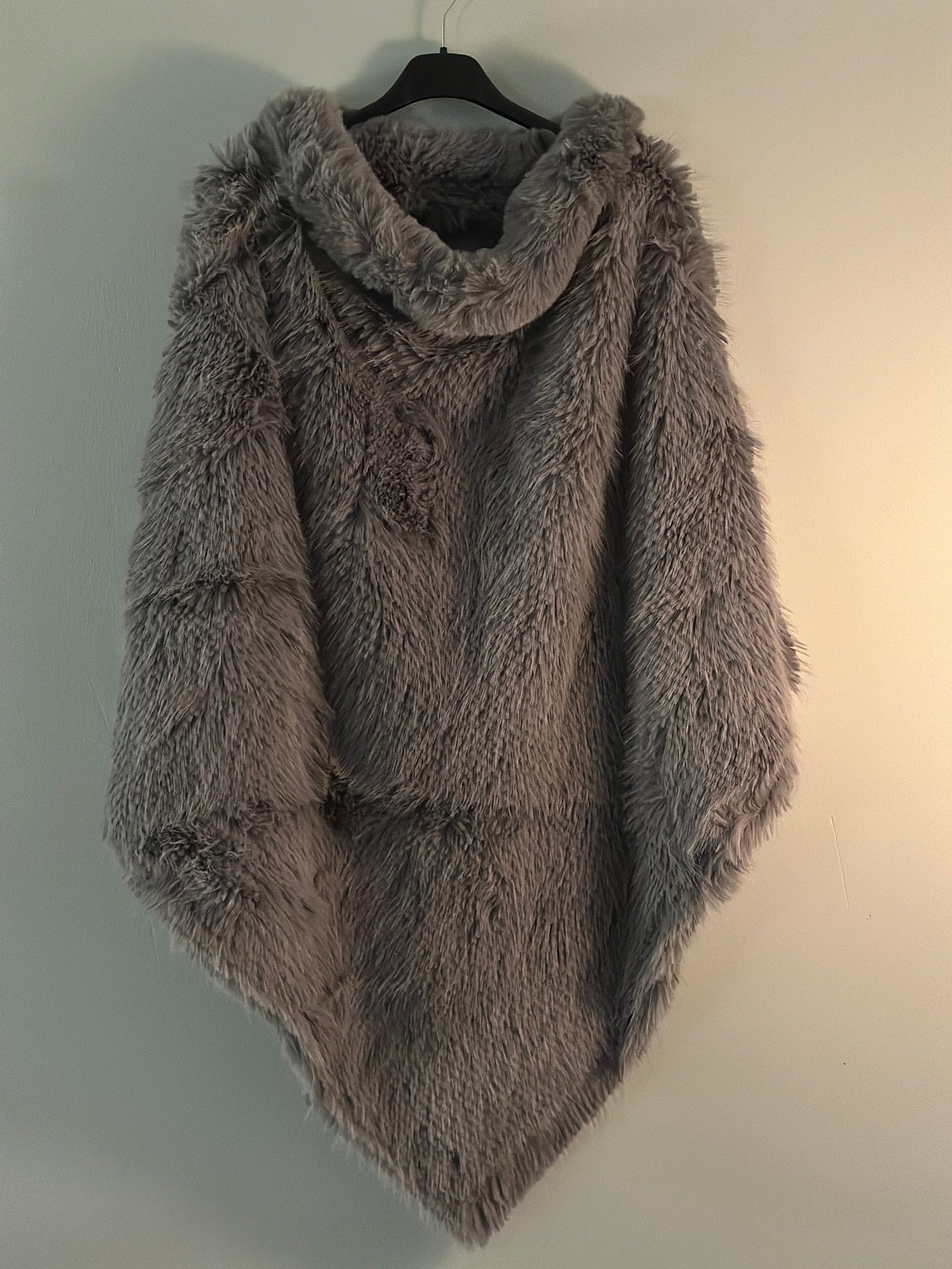 Gosig poncho - Svart/Grå/Vit