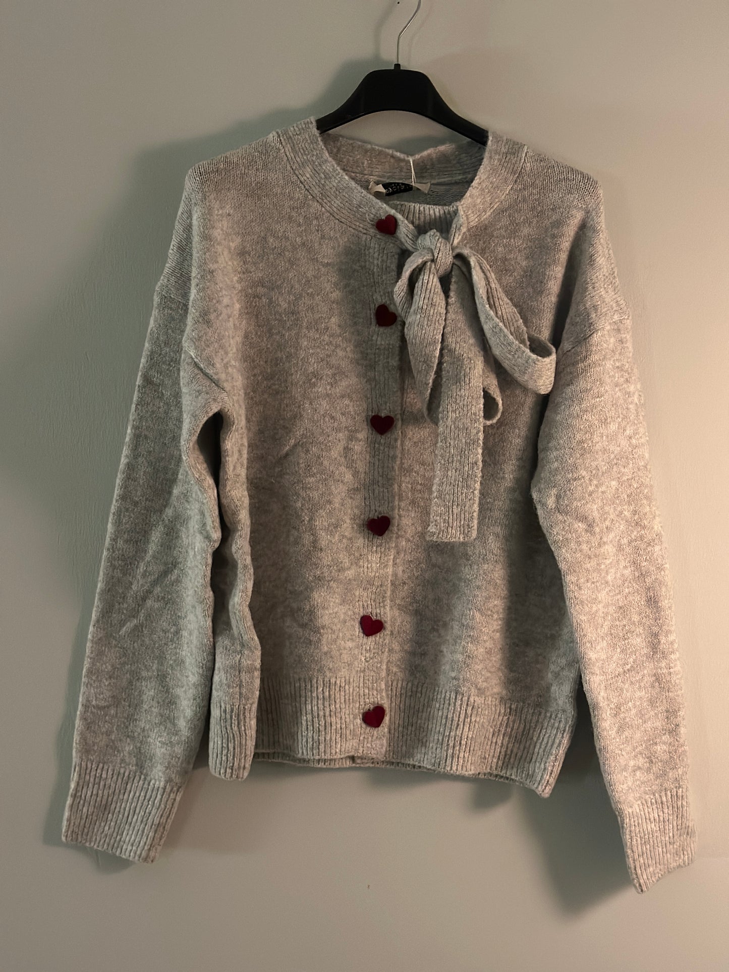 Söt kofta med knyt i halsen och hjärtformade sammetsknappar - Grå