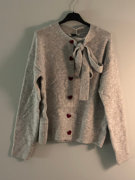 Söt kofta med knyt i halsen och hjärtformade sammetsknappar - Grå