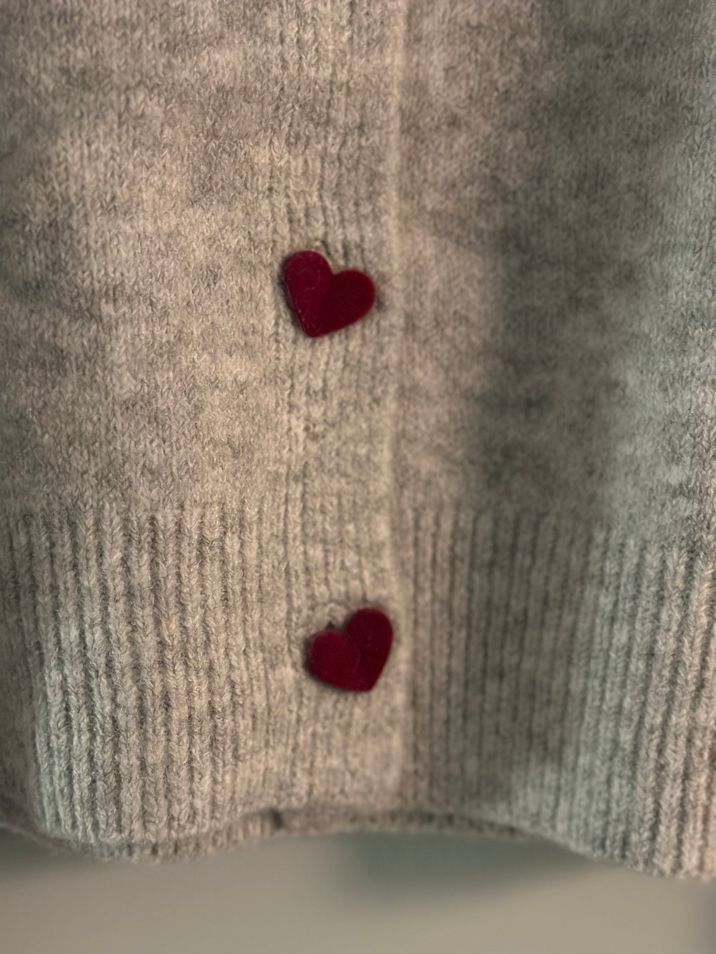 Söt kofta med knyt i halsen och hjärtformade sammetsknappar - Grå