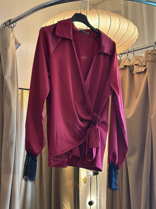 Röd Omlottblus med svart spets i ärmslutet - Röd