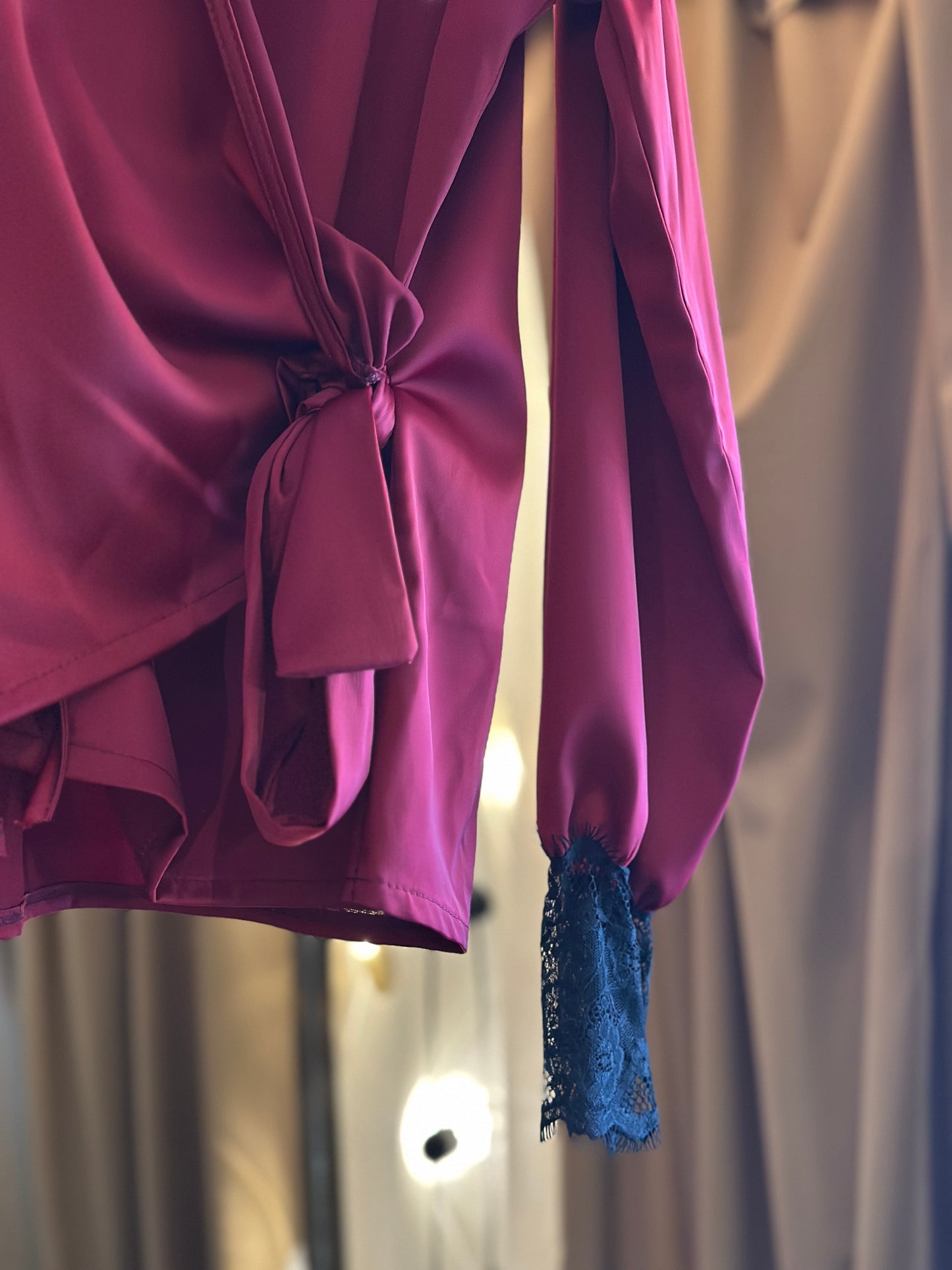 Röd Omlottblus med svart spets i ärmslutet - Röd