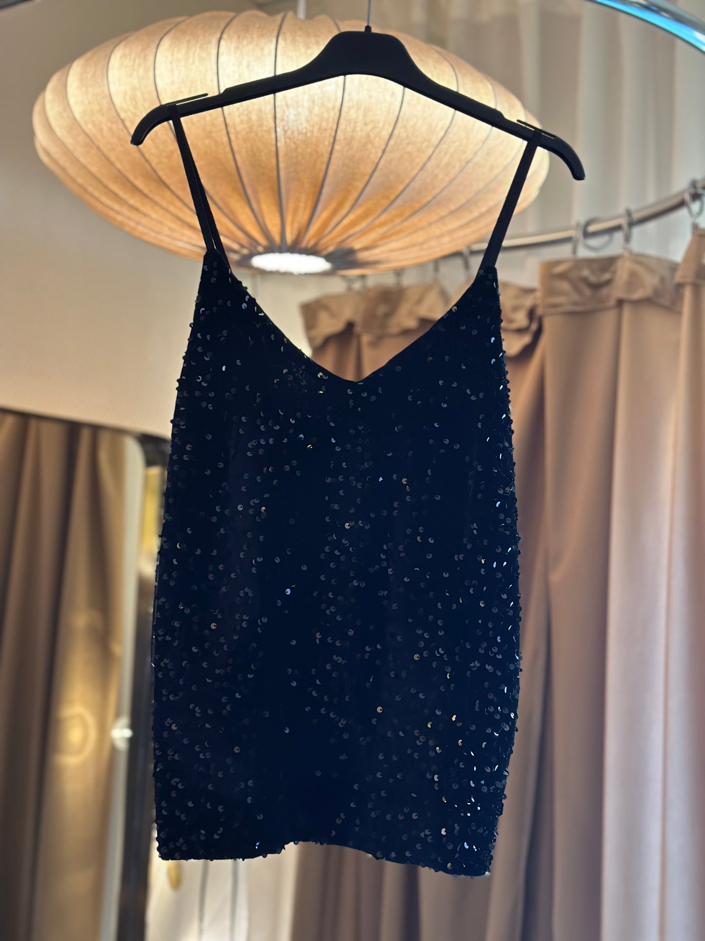 Paljettlinne med reglerbara axelband - Svart