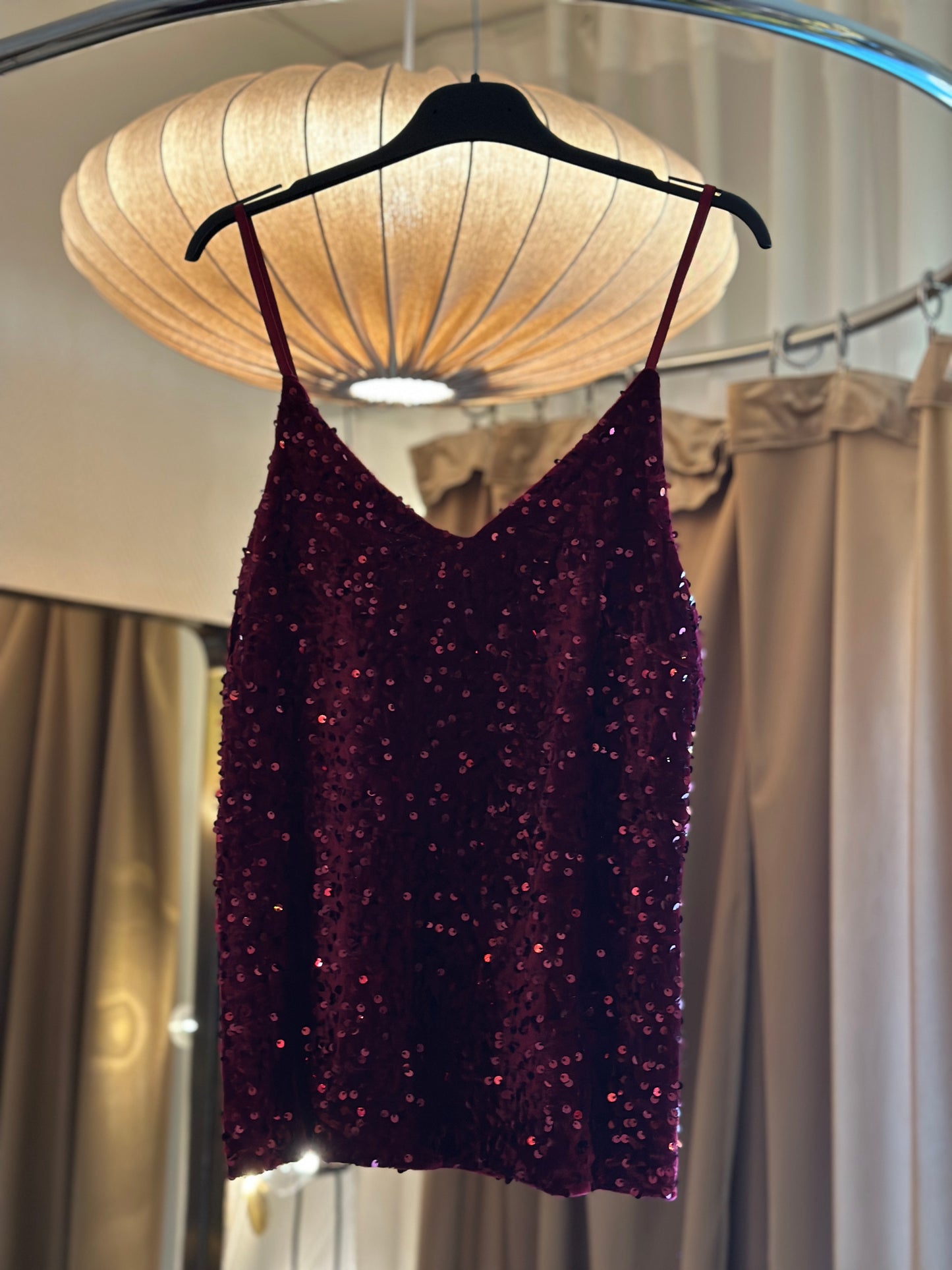 Paljettlinne med reglerbara axelband - Röd