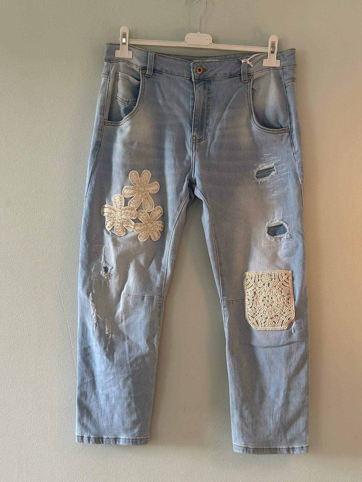 Jeans med broderade blommor och slitningar - Ljus denim