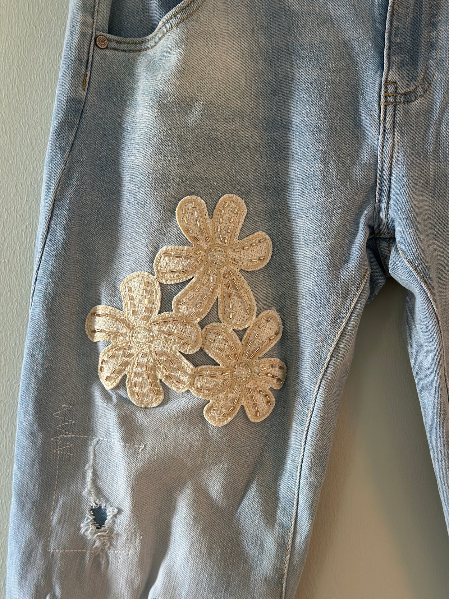 Jeans med broderade blommor och slitningar - Ljus denim
