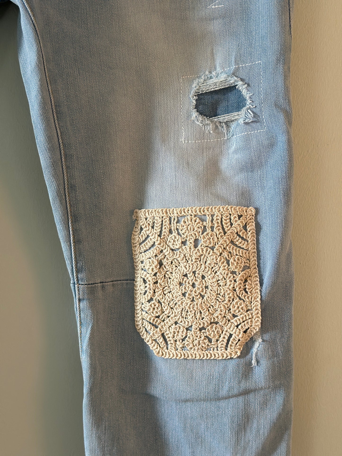 Jeans med broderade blommor och slitningar - Ljus denim