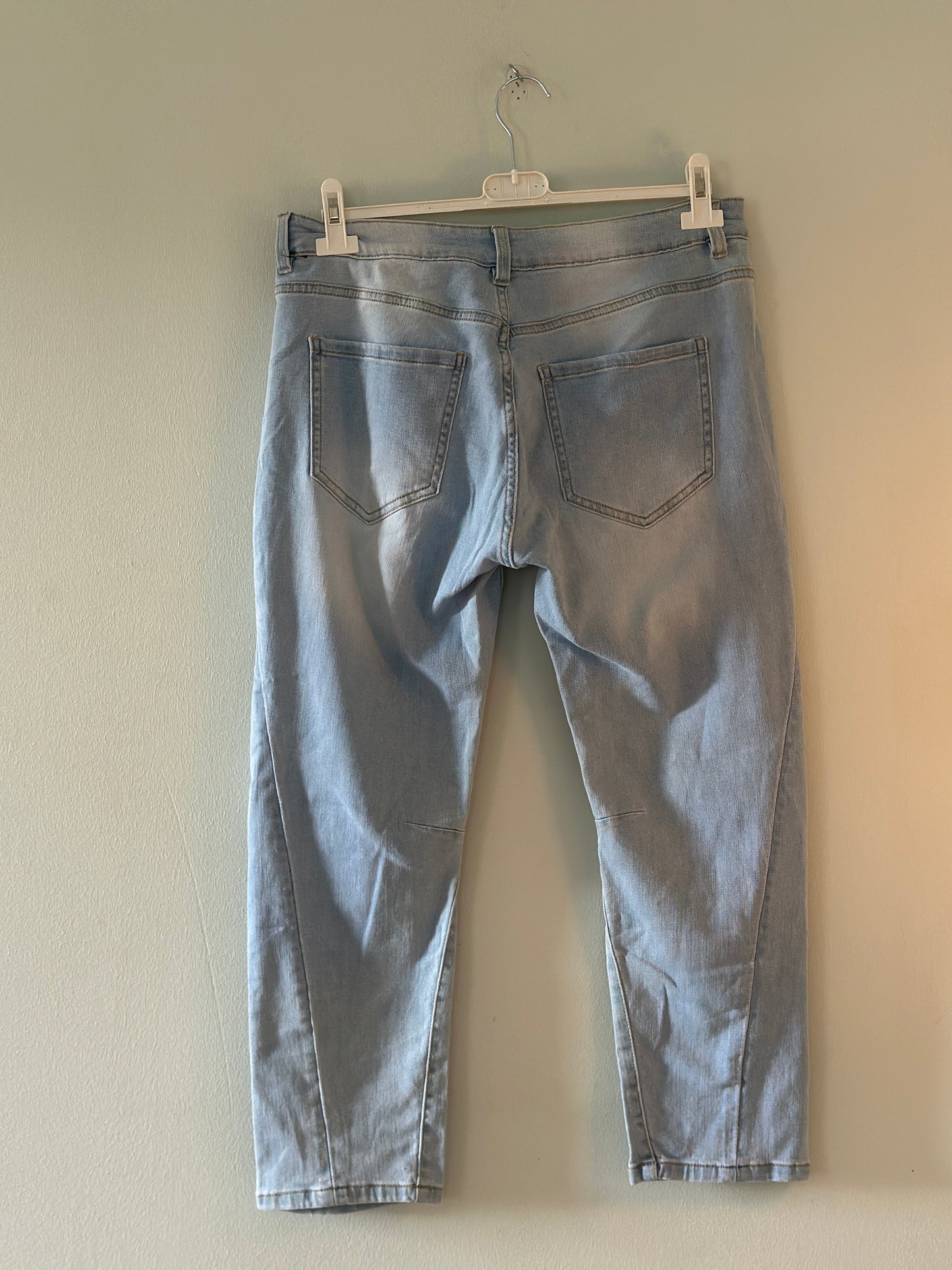 Jeans med broderade blommor och slitningar - Ljus denim