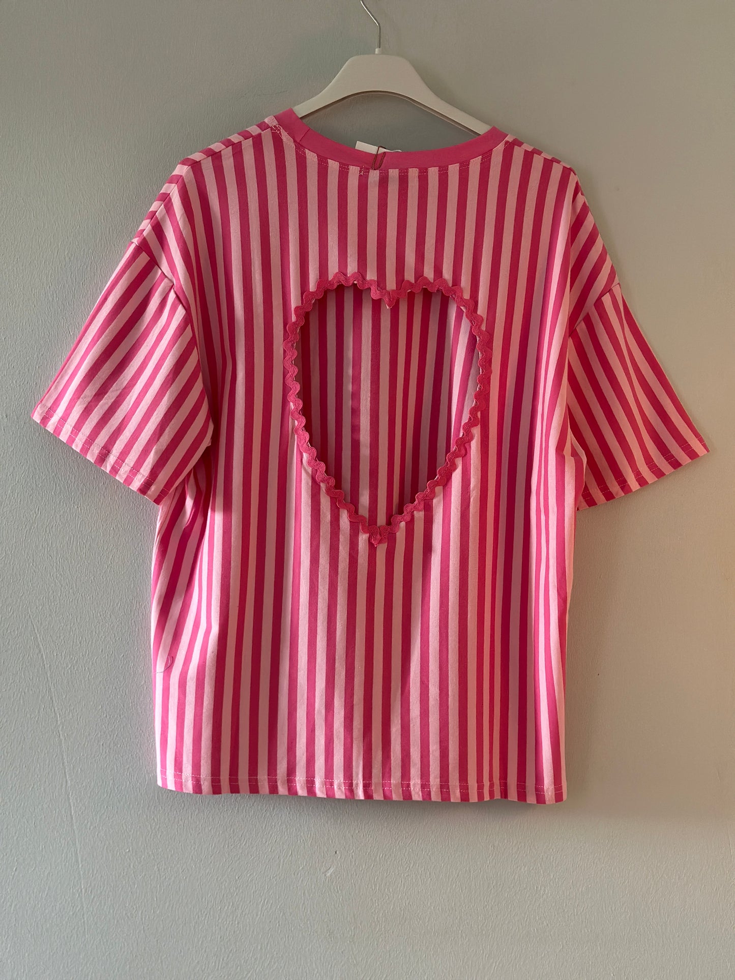 Randig T-shirt med ett hjärta på ryggen - Rosa