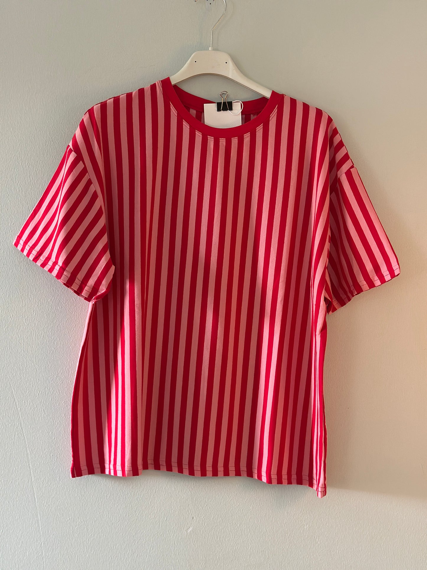 Randig T-shirt med ett hjärta på ryggen - Röd